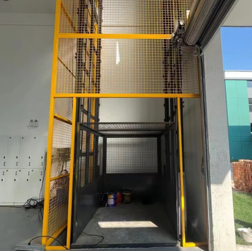 安顺导轨式升降机助力物流园破解运输难题